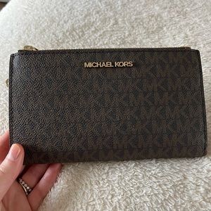 MICHAEL KORS signature wallet with detachable wristlet - barely worn!
